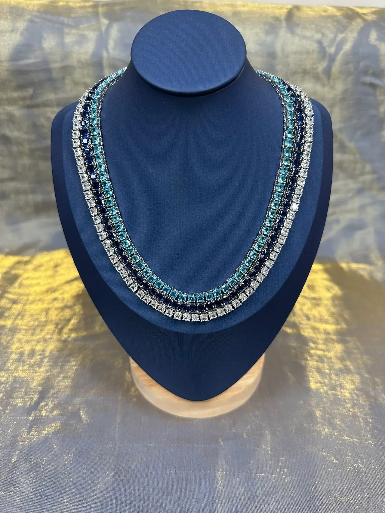 Collier Rígide en Pierres de Coupe Carrée Totalement Pavées 9