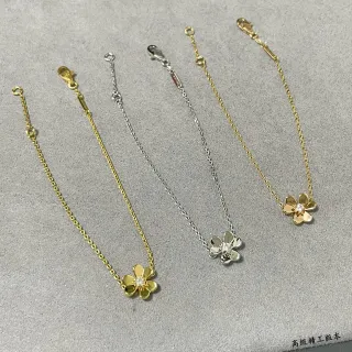 Pulseras con colgantes de flores en oro y plata