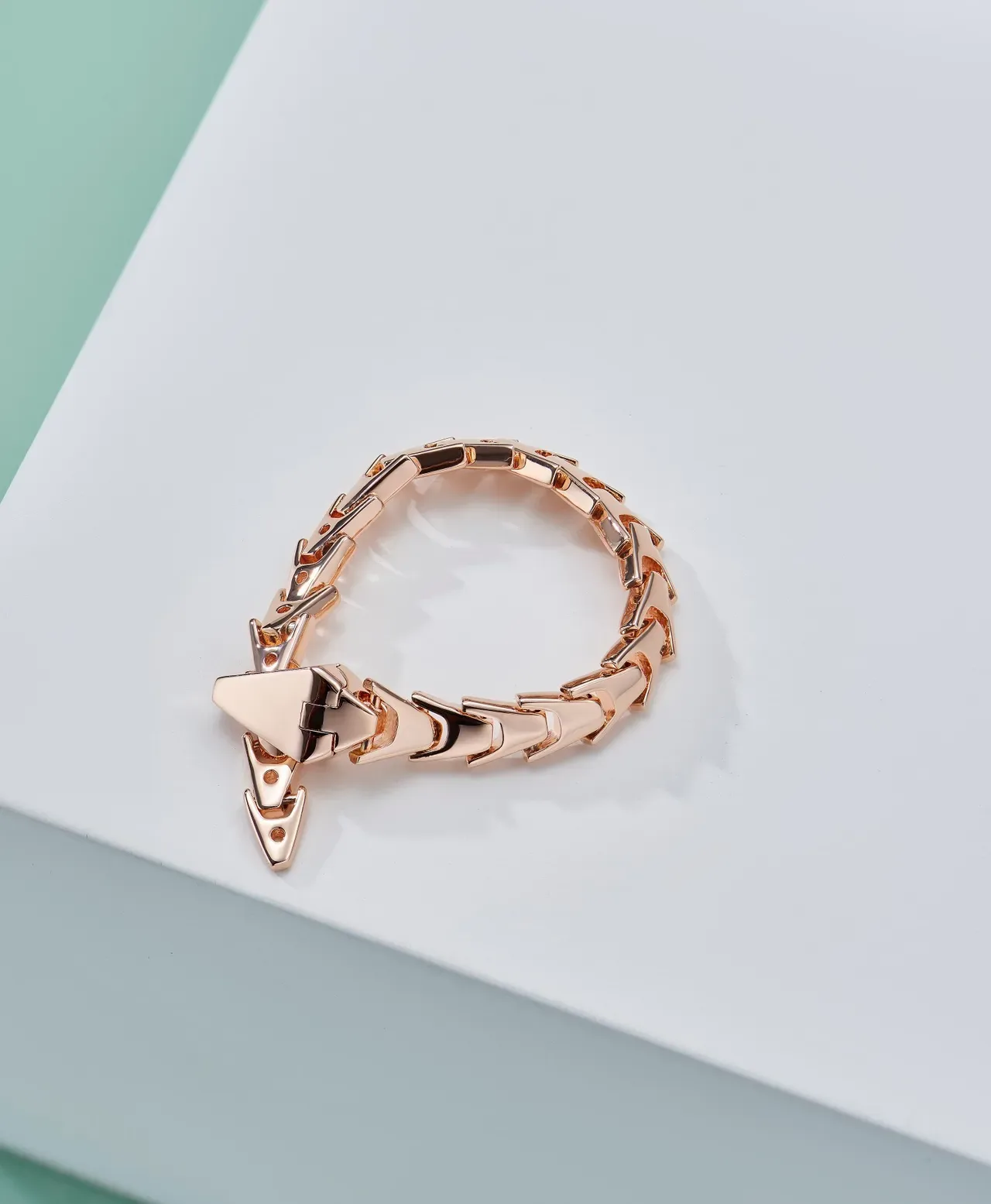 Gold Articulated Link Geometric Clasp Jewelry 3