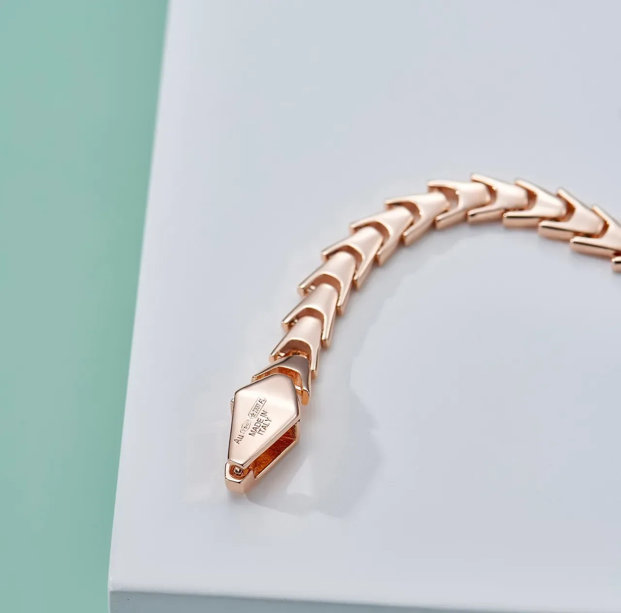 Gold Articulated Link Geometric Clasp Jewelry 4