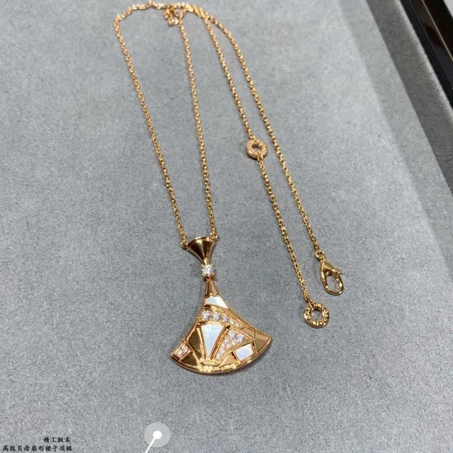 Gold Fan-Shaped Geometric Pendant Necklace 2