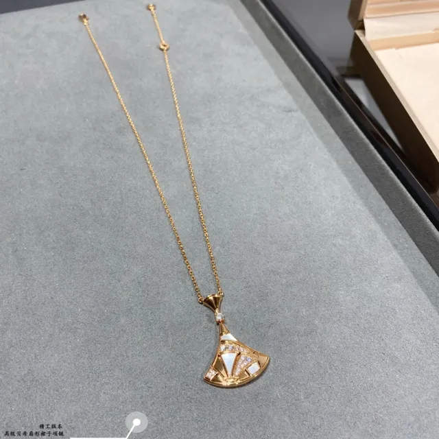 Gold Fan-Shaped Geometric Pendant Necklace 3