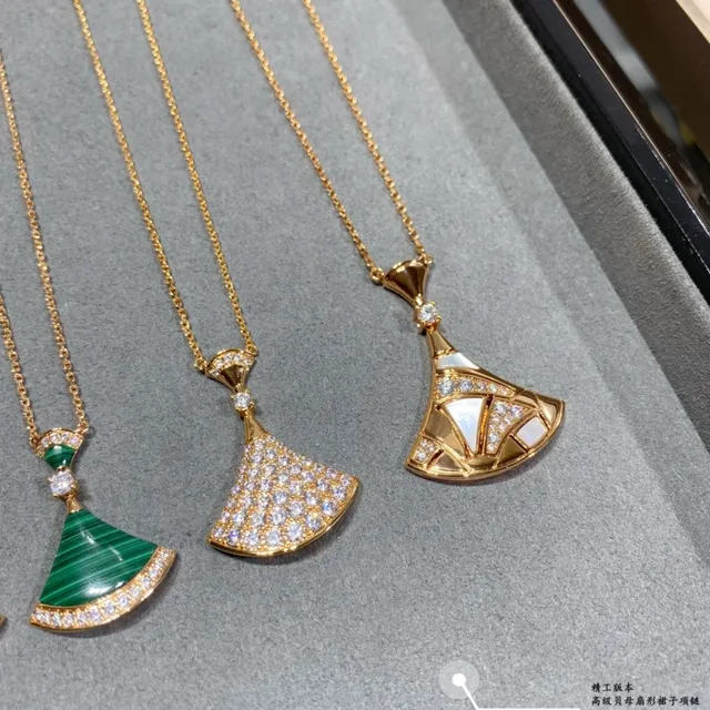 Gold Fan-Shaped Geometric Pendant Necklace 4