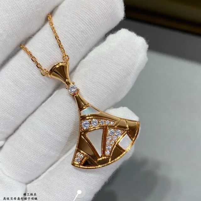 Gold Fan-Shaped Geometric Pendant Necklace 8