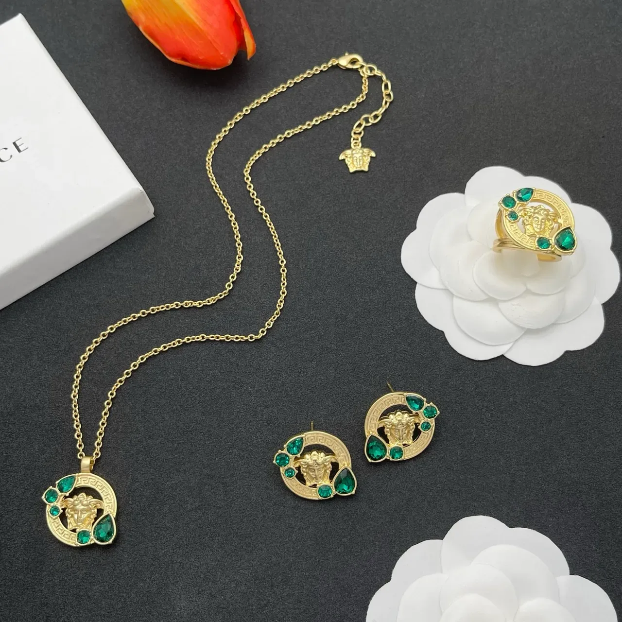 Gold Green Chain Circular Pendant Necklace 2
