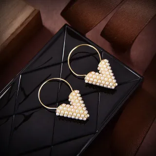 Brincos de aro dourado com pérola e coração pendente