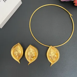 Collier avec pendentif en forme de feuille dorée