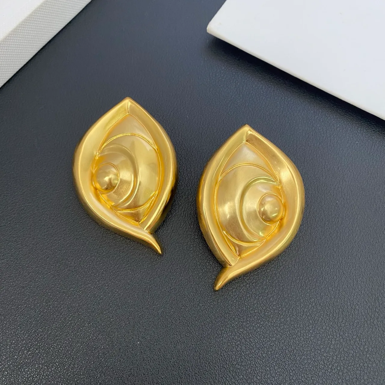 Gold Leaf-Shaped Pendant Necklace 3