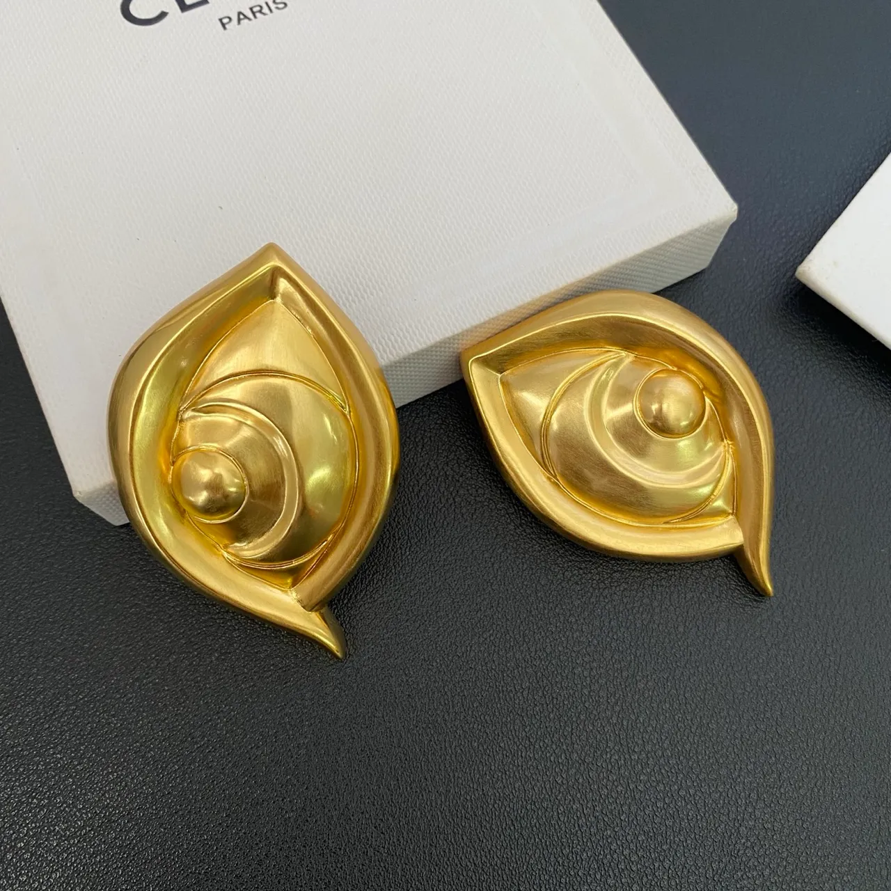 Gold Leaf-Shaped Pendant Necklace 4