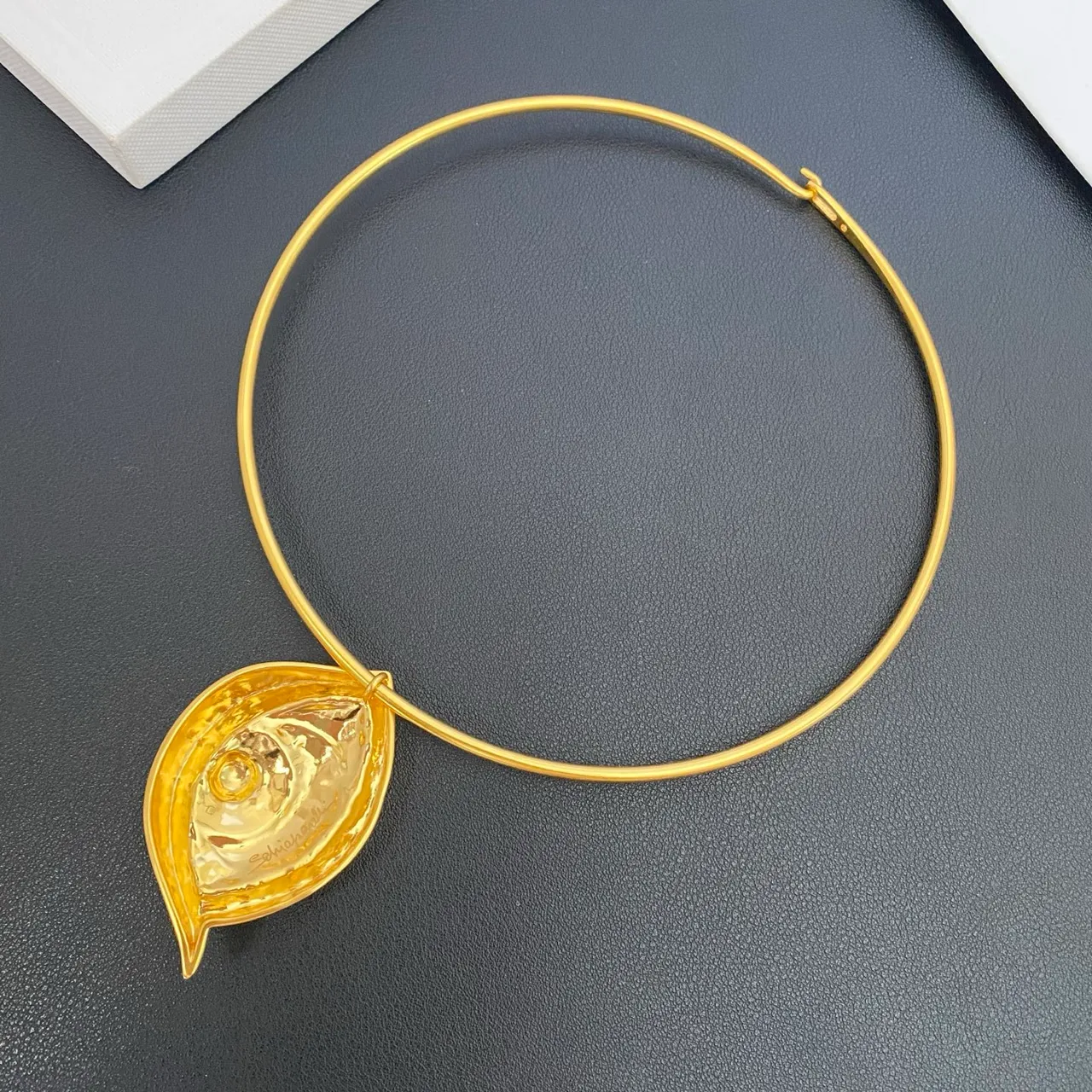 Gold Leaf-Shaped Pendant Necklace 8