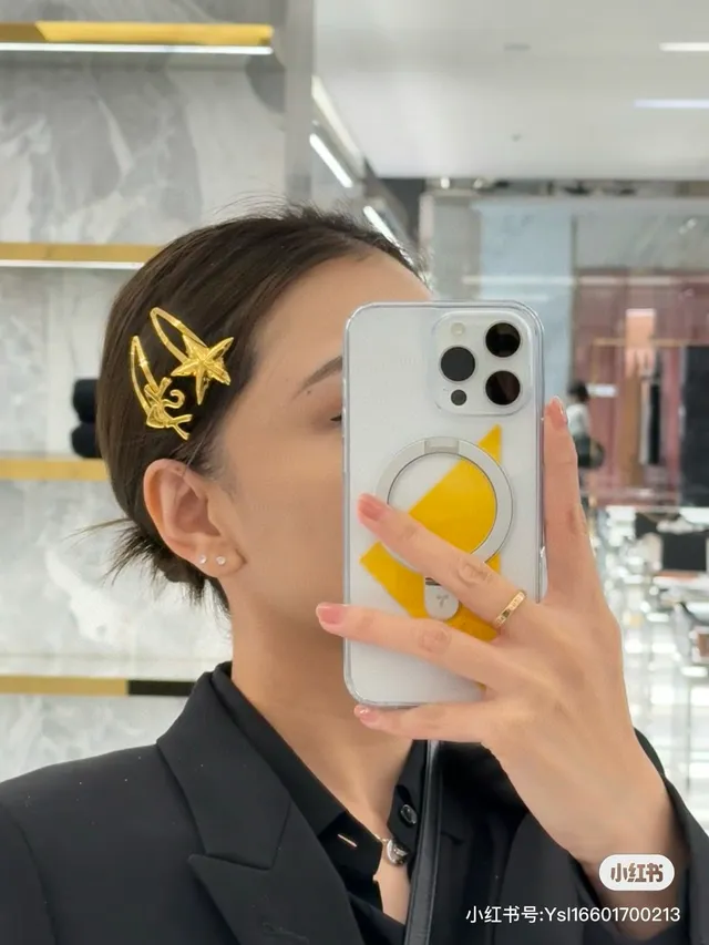 সোনার ধাতুর সজাভূমি মোনোগ্রাম ব্রোচ 3