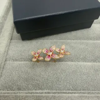Anillo de oro rosa con motivo floral y piedras pavé