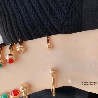 Pulseira Aberta de Ouro Vermelho com Tampa Esférica Giratória