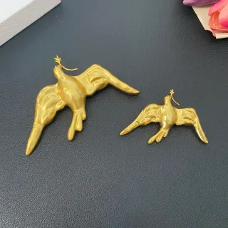Broche de paloma escultórica en oro