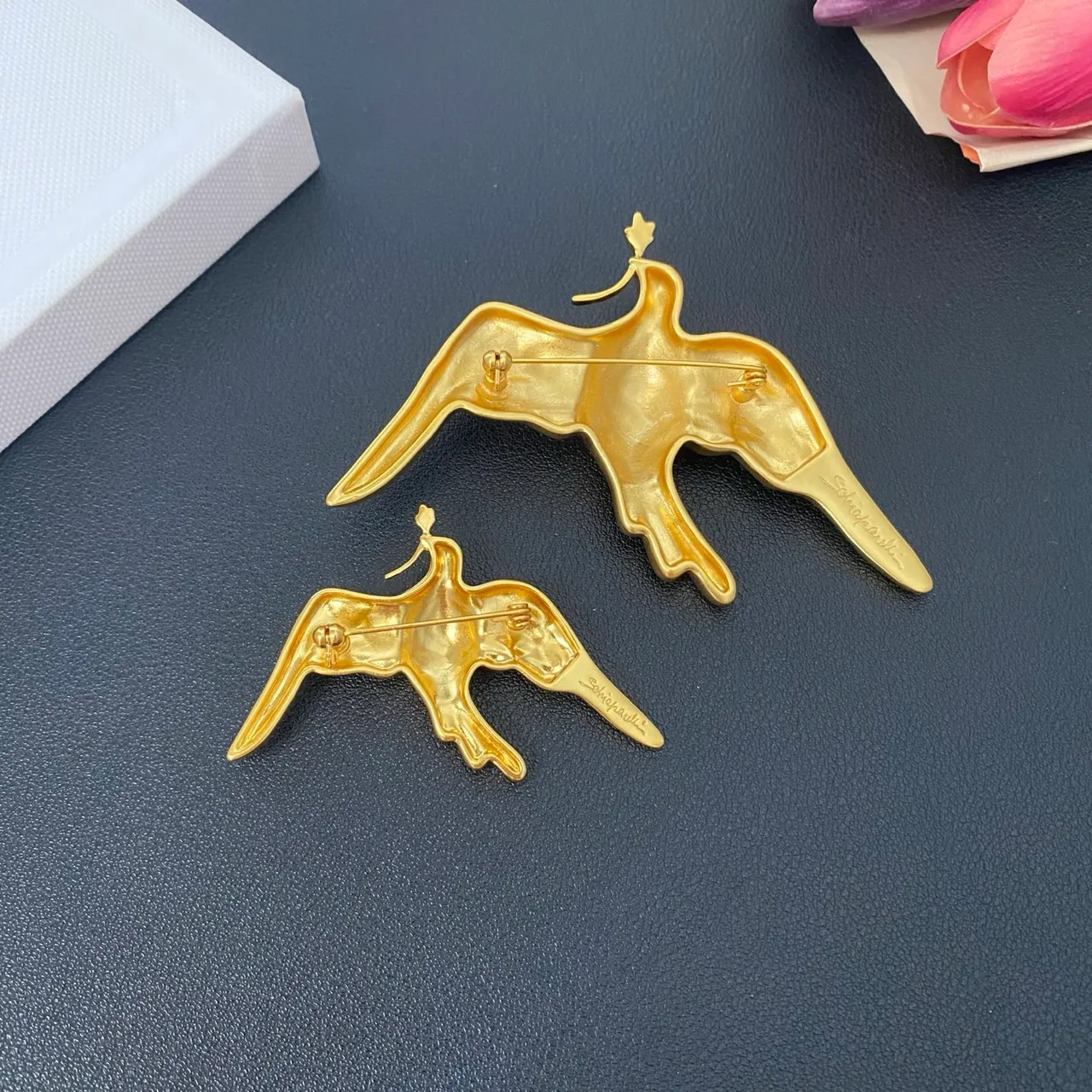 Broche de pomba escultórica dourada 4