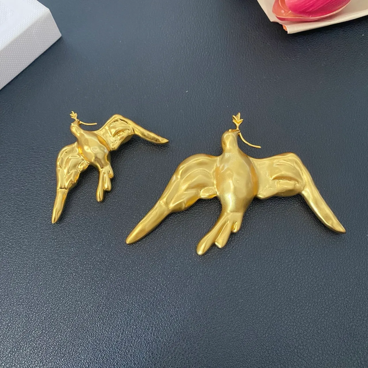 Broche de pomba escultórica dourada 5