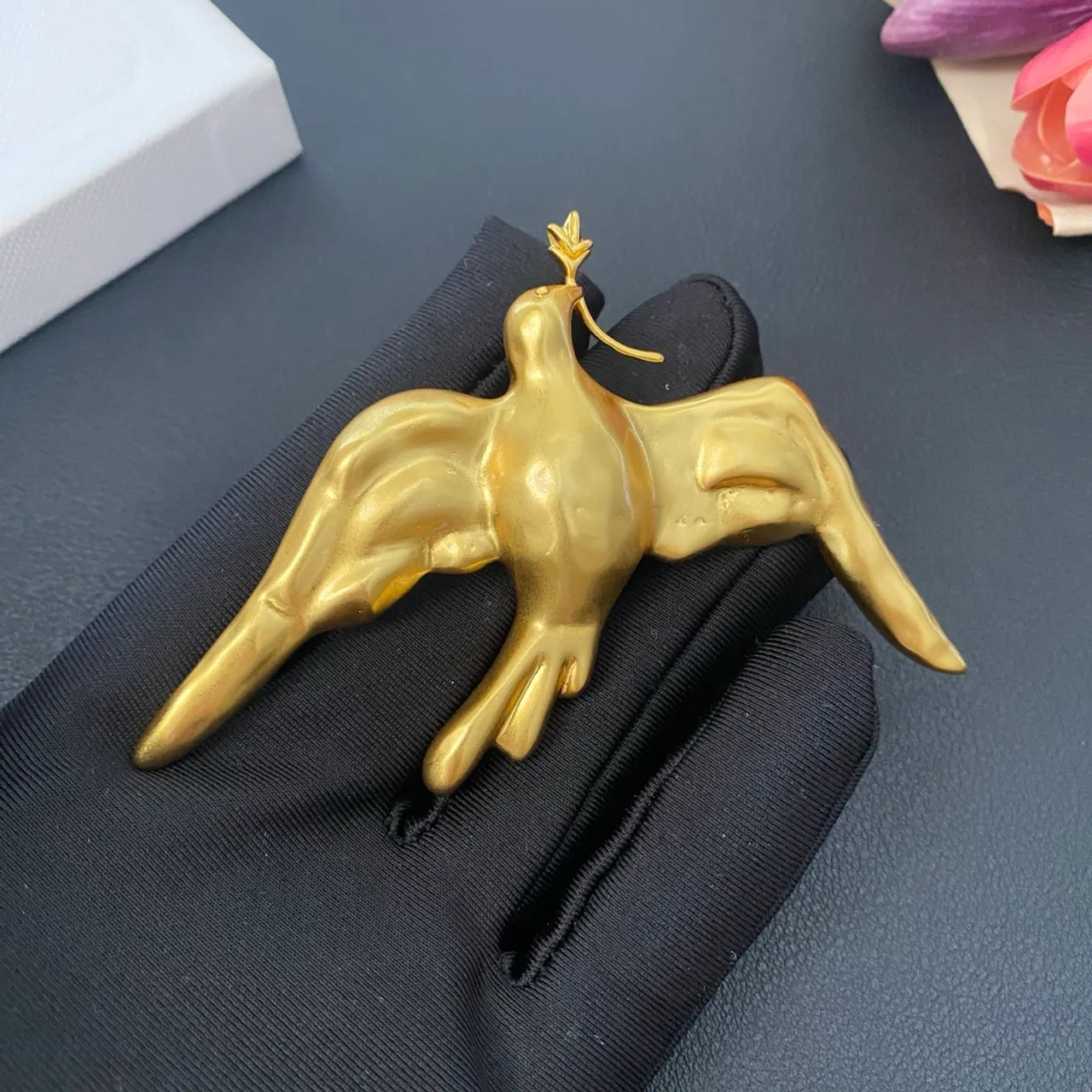 Broche de pomba escultórica dourada 6