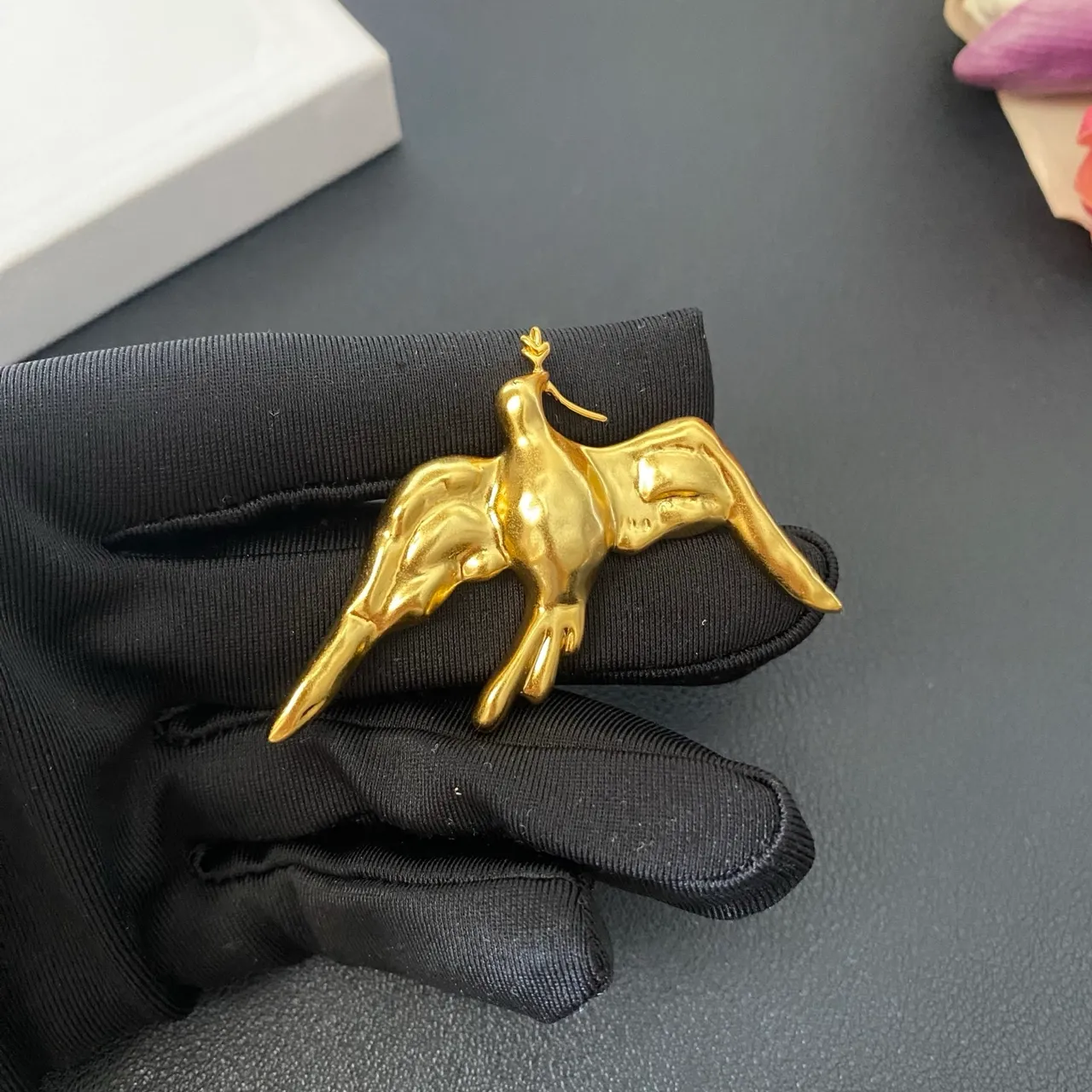 Broche de pomba escultórica dourada 7