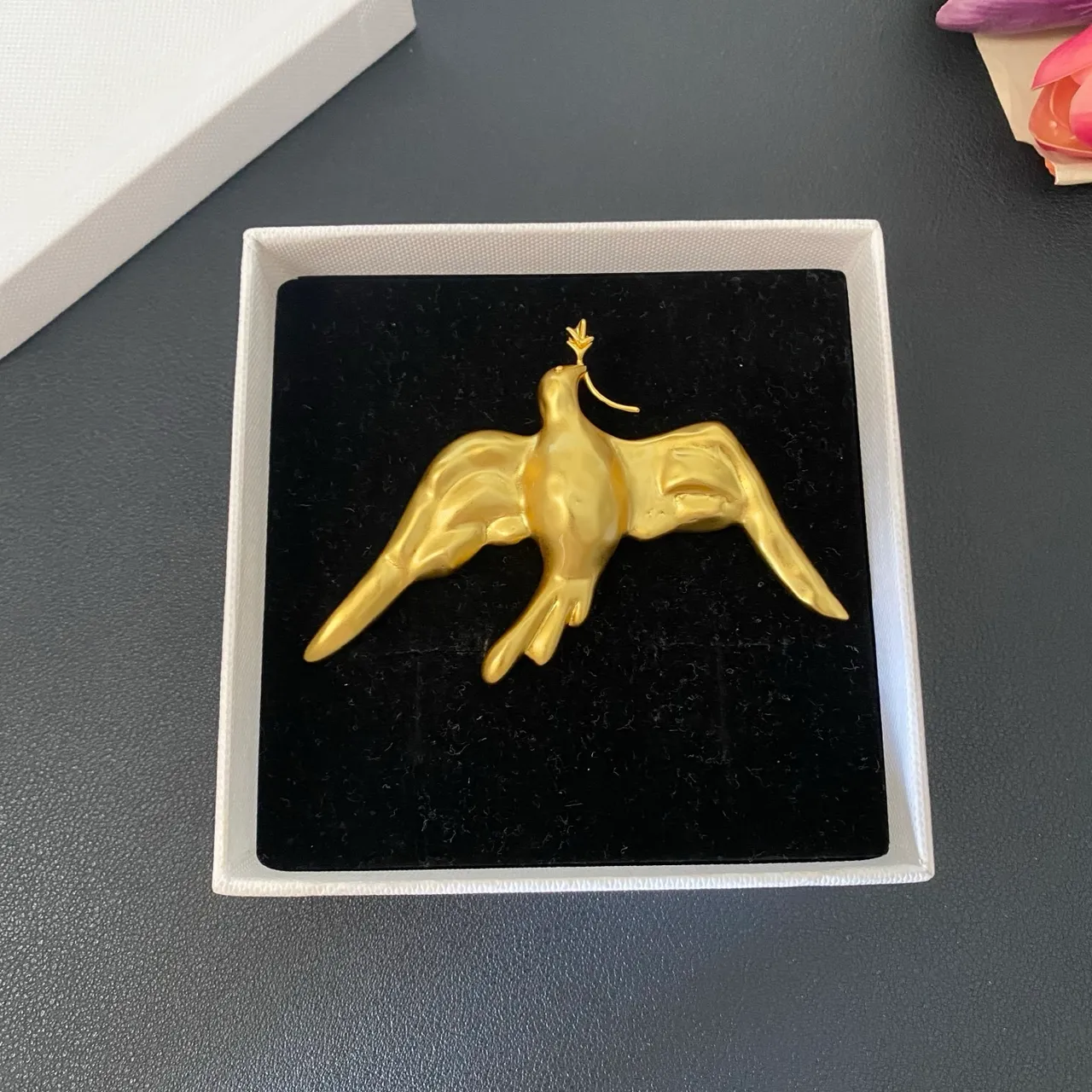 Broche de pomba escultórica dourada 8