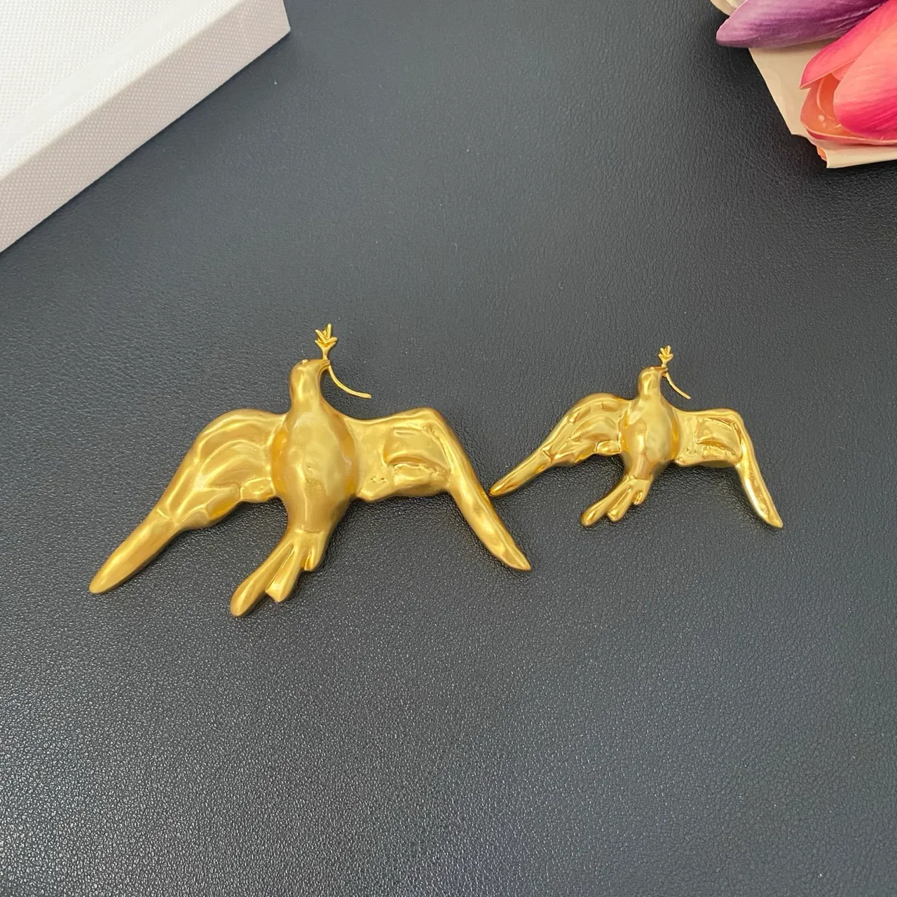 Broche de pomba escultórica dourada 9
