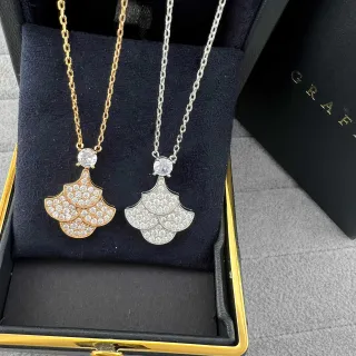 Collier pendentif en or et argent en forme d'éventail pavé à motifs multi-niveaux