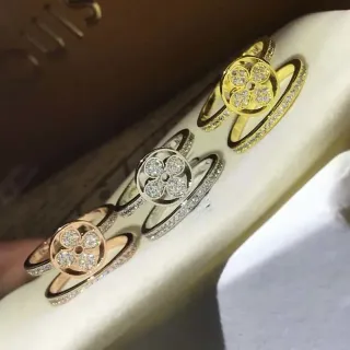 Anillo de oro y plata con motivo floral de cuatro pétalos con piedras pavé
