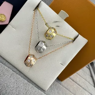 Collar con colgante de barril geométrico facetado multi-cara en oro y plata