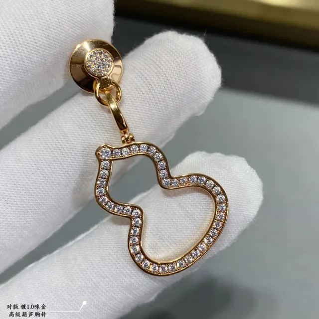 Broche de cabaça com silhueta aberta em ouro e prata 4