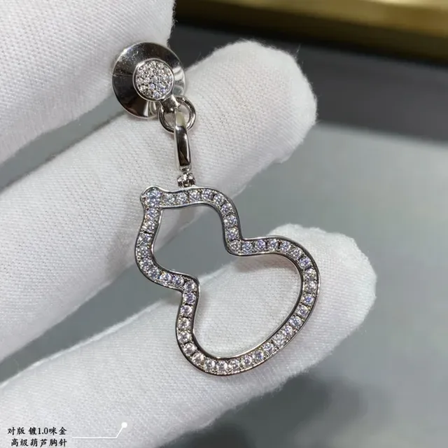 Broche de cabaça com silhueta aberta em ouro e prata 5