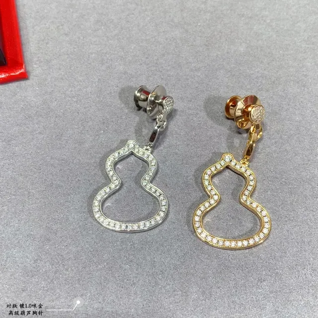 Broche de cabaça com silhueta aberta em ouro e prata 6
