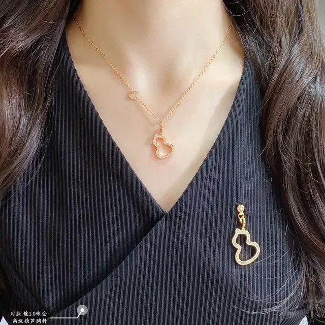 Broche de cabaça com silhueta aberta em ouro e prata 7