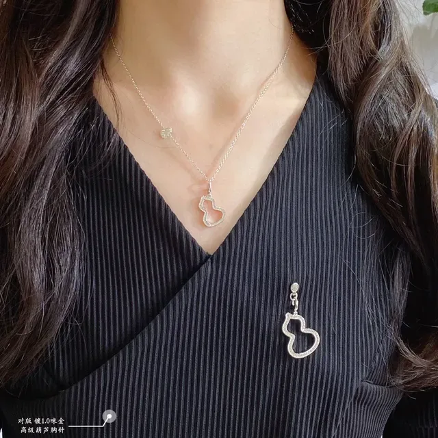 Broche de cabaça com silhueta aberta em ouro e prata 8