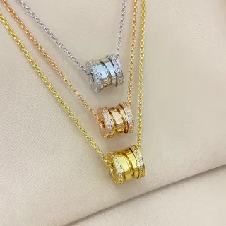 Colar com pingente cilíndrico de ouro e prata em camadas, bezel pavé de cristal