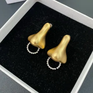 Brincos de ouro e prata escultóricos em forma de nariz com acabamento mate