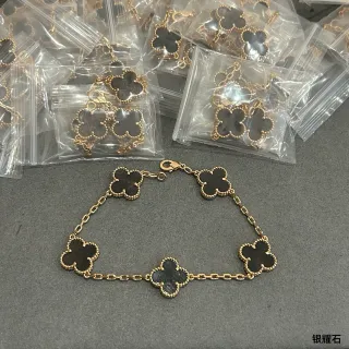 Pulsera con encanto Black Clover de tono dorado