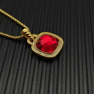 Colar com pendent de gema vermelha em corte de almofada pavê em tom dourado