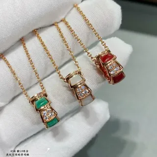سلاسل ذهبية اللون مع حجر كريمي أسطواني