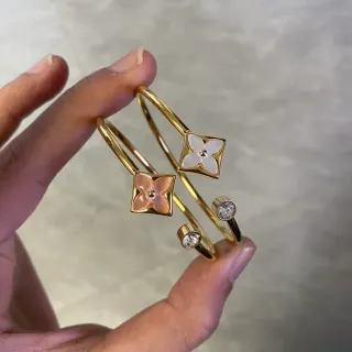 Pulseras de tono dorado con esmaltes de flor y cristal