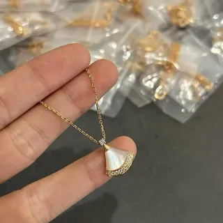 金色调扇形珍珠母贝和镶嵌宝石吊坠项链