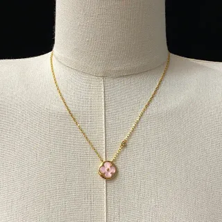 金色调四瓣粉色花朵吊坠项链