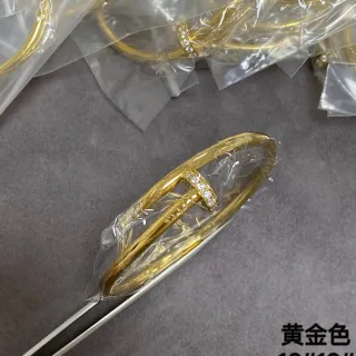 Brazalete rígido con motivo de barra Pavé en tono dorado