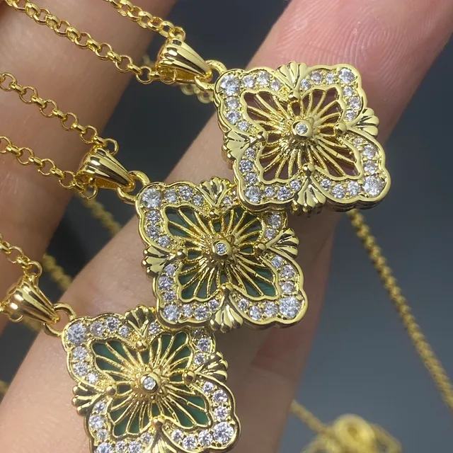 Colliers pendentifs en émail à quatre feuilles ton doré 5