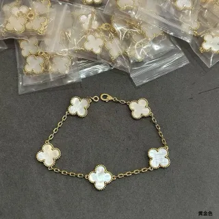 Pulsera de cadena de oro blanco con cinco encantos en forma de trébol