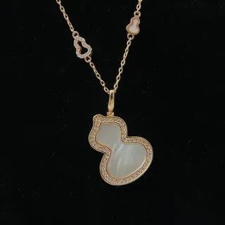 Collar con colgante de oro blanco en forma de calabaza con incrustación de madreperla