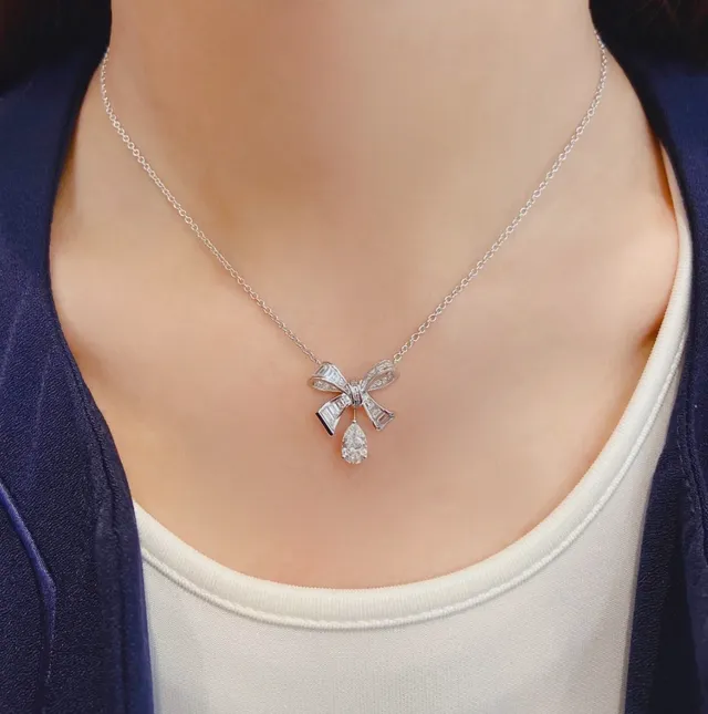 Graff Bow Silver White Pendant Baguette-Cut Side Stones Necklace 9