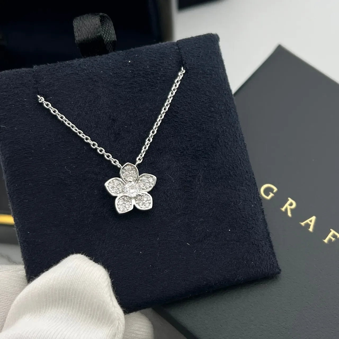 Graff Silver Black Flower-Shaped Pendant Pavé-Set Stones Necklace 4