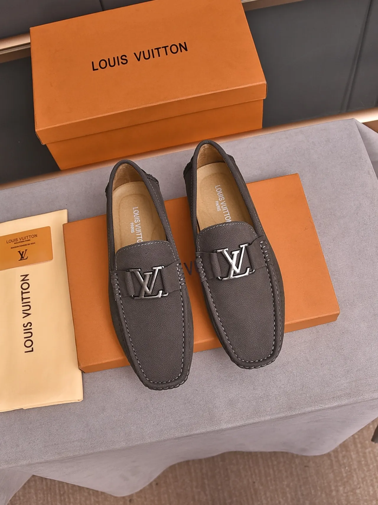 Gray Black Textured Pebbled Leather Moc-Toe Stitching Loafer 2