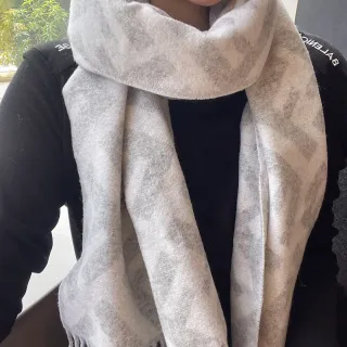 وشاح كشمير رمادي كبير الحجم مزين بشرائط
