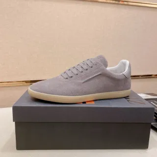 Tênis minimalista de camurça cinza low-top
