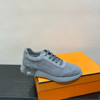 Zapatillas grises de ante con parte superior ribeteada y suela esculpida